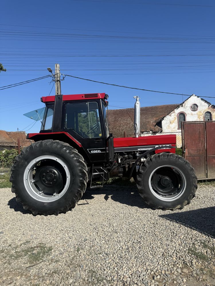 Vand sau schimb tractor Case International 1056 XL