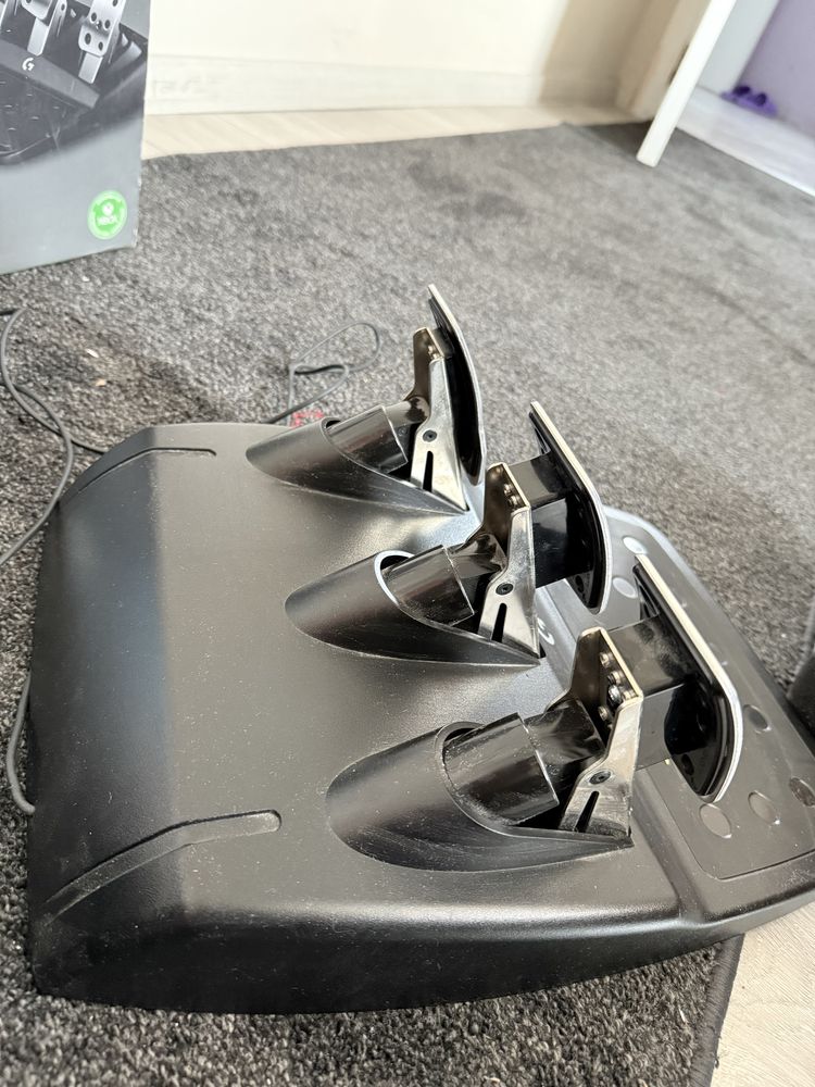 Волан със скоростен лост и педали Logitech g923
