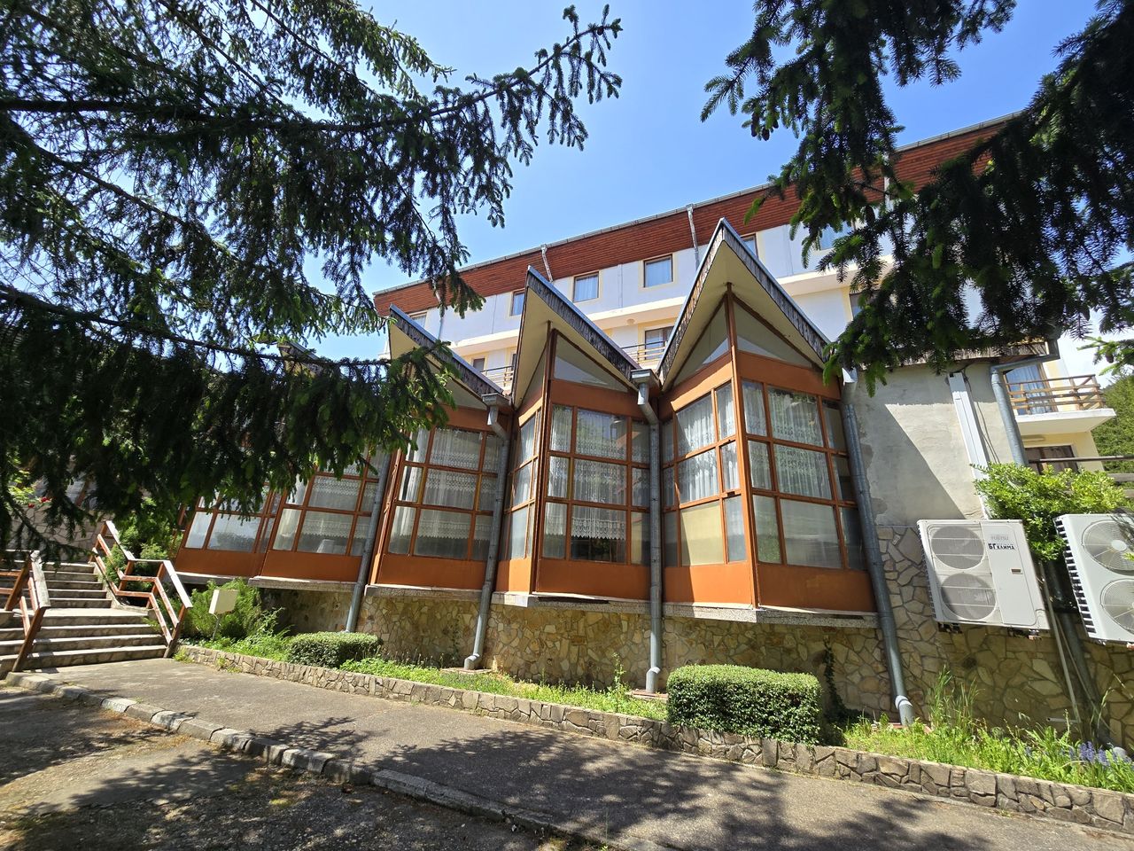 Продава се Хотел в с. Горно Изворово, Област Стара Загора - 3264 кв.м за 310 €/кв.м - Снимка #2