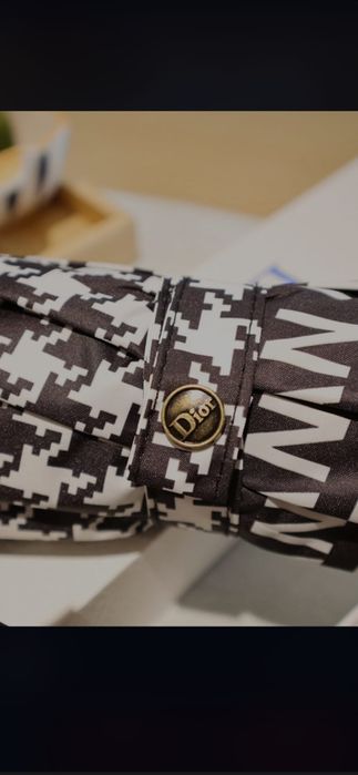 Umbrela Christian Dior, model 2026