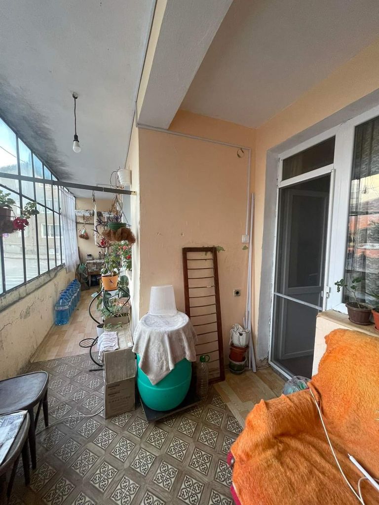 Продава се Четиристаен апартамент в Търговище, Център - 123300 кв.м за 2 €/кв.м - Снимка #1