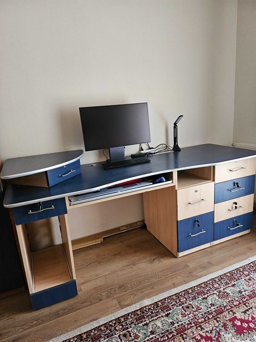 Masa de birou cu 8 sertare,polita tastarura si suport PC