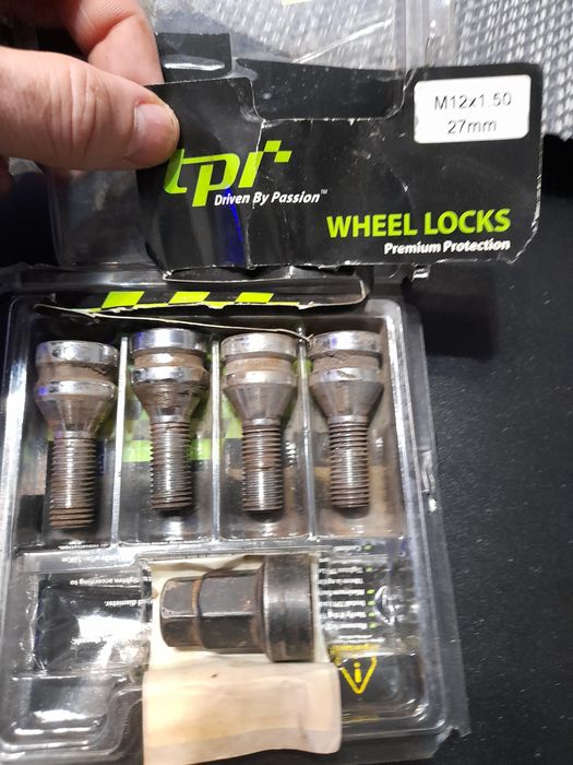 Секретни болтове и Лед крушки