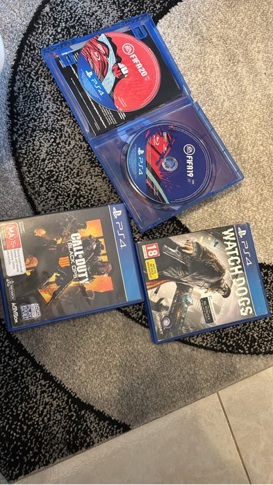 Ps4 cu 2 controler la pret 700 de lei si un joc