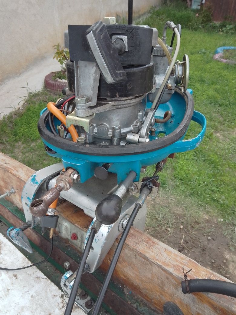 Bărcuță de pescuit cu motor