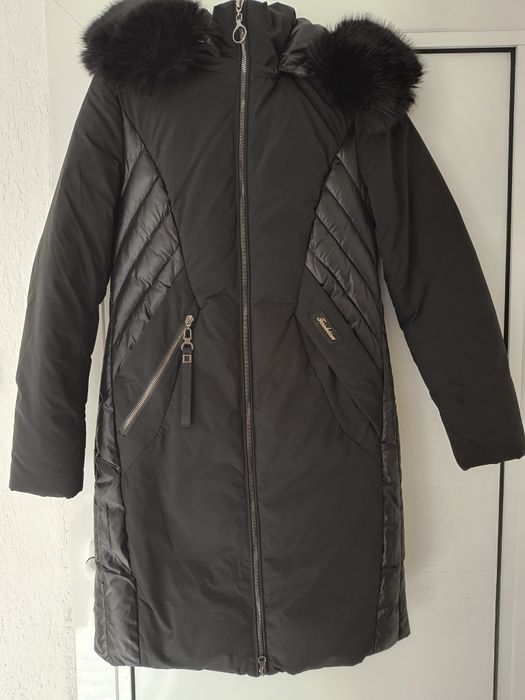 Дълго ,черно ,зимно яке