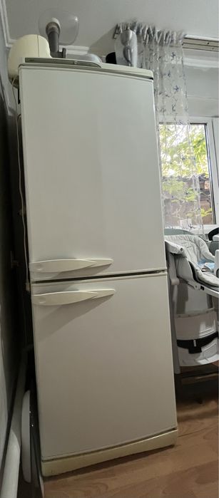 Продам холодильник Indesit б/у состояние хороший