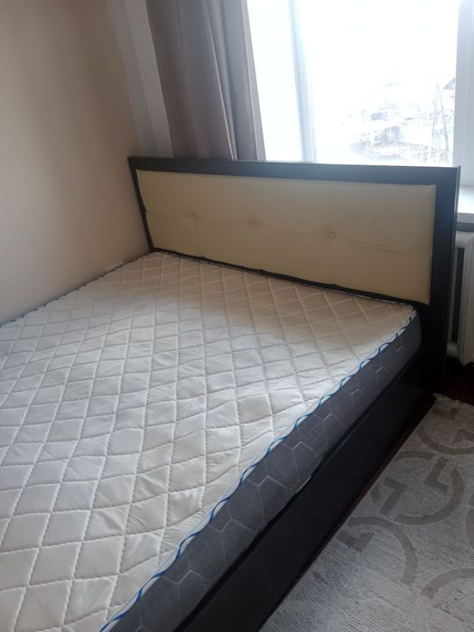 Продам срочно кровать с матрасом 160*200