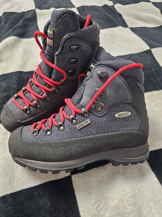 Продам треккинговые ботинки