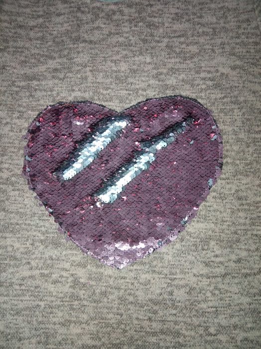 Свитер с сердцем, на 8 - 9 лет.