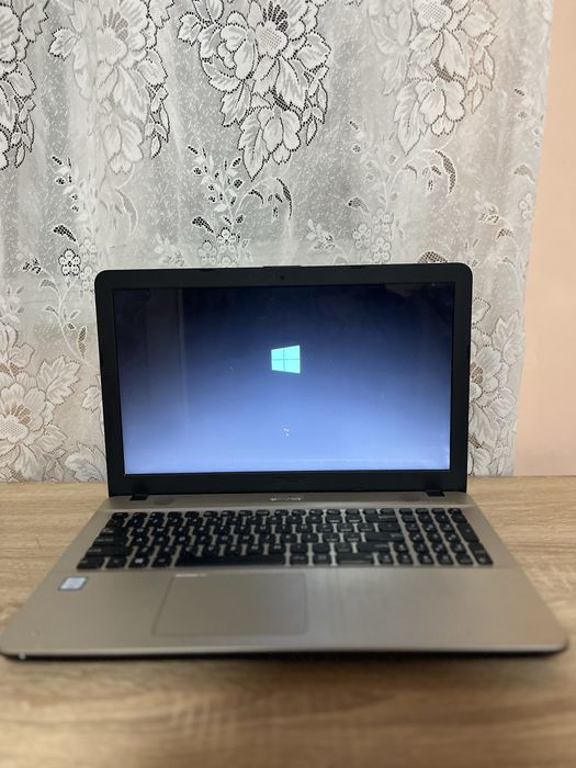Vând laptop Asus i3