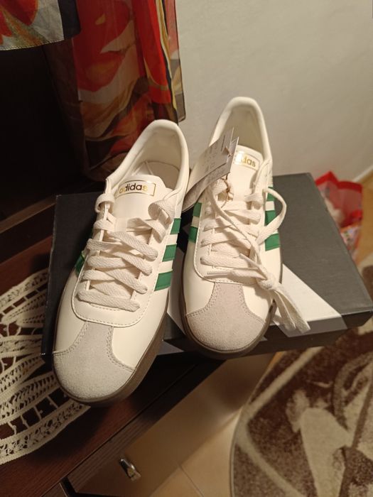 Adidasi Adidas noi nepurtati cu eticheta