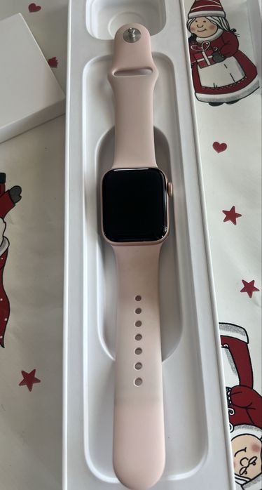Apple Iwach SE 40mm gold aluminum Case Pink Sand Sport Band.