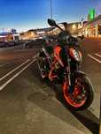 - KTM DUKE 390 -