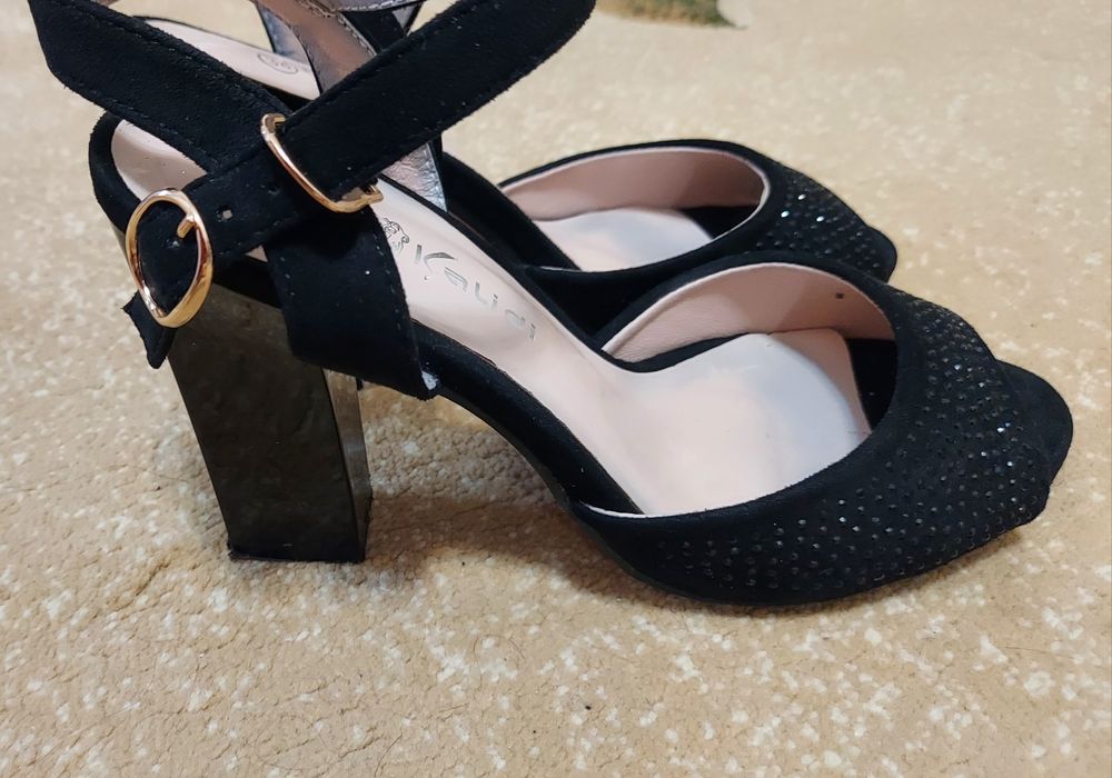 Продается босоножки