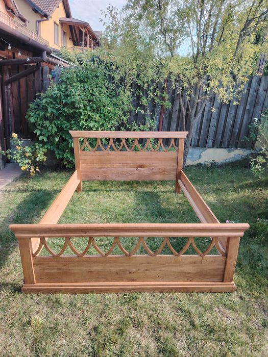 Pat matrimonial rustic din lemn masiv de cireș