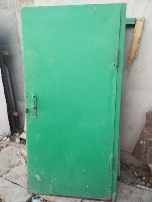 Продам бу железную дверь