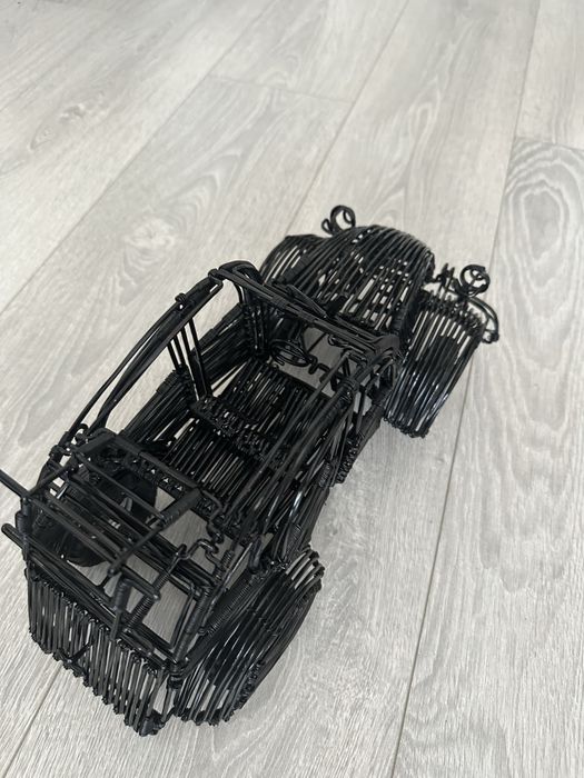 Ръчно изработена кола от тел