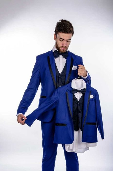Eleganță Masculină: Costume Bărbătești la Comandă și din Showroom