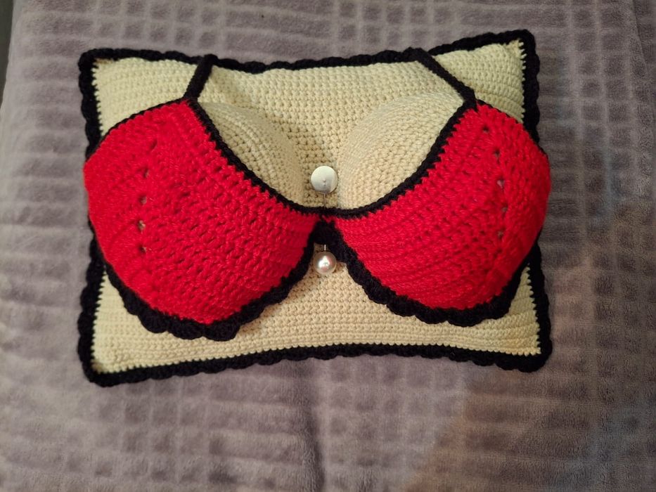 Подушка грудь)))