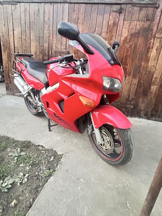 Motocicleta honda vfr850