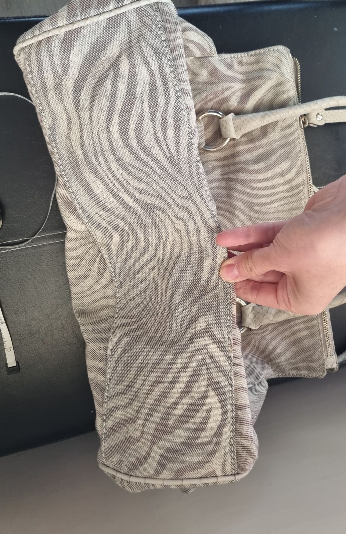 GUESS оригинална платнена чанта, мотив зебра