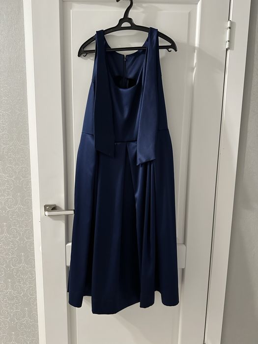 Продам легкое атласное платье темно-синего цвета