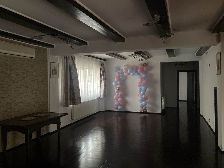 Inchiriez vila  cu curte mare