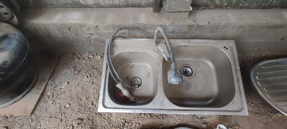 Две  раковины б/у для кухни