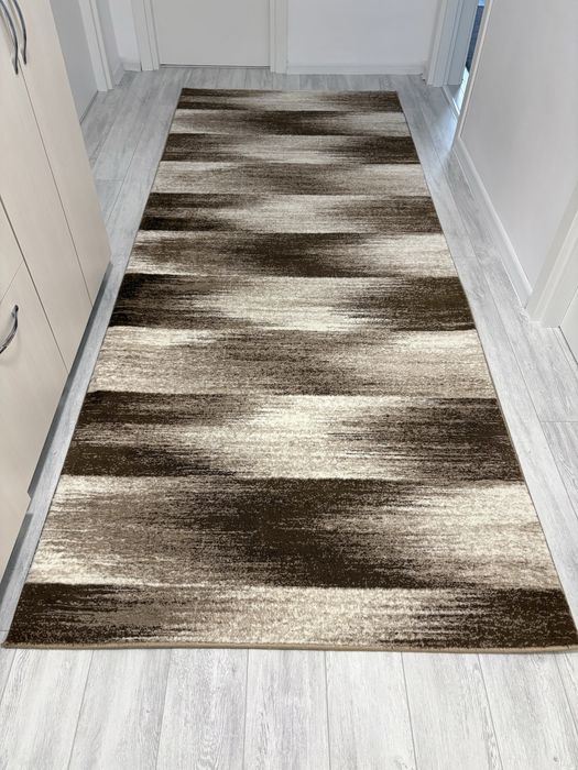 Covor de hol este aprope noi