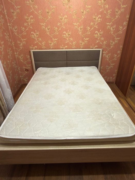 Продам полуторная  кровать с матрасом