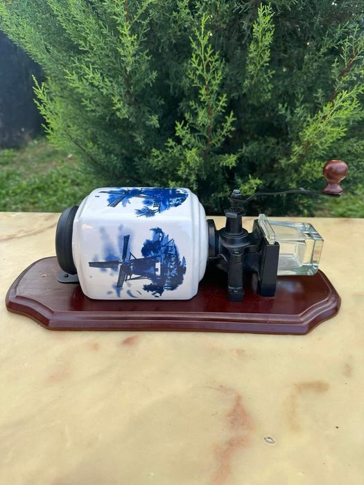 Rasnita Vintage cu manivela/ portelan de Colectie