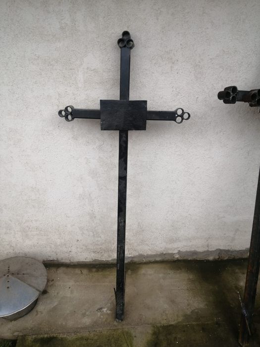 Cruce funerară metalică