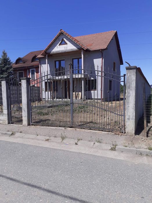 Vând casa semifinisata
