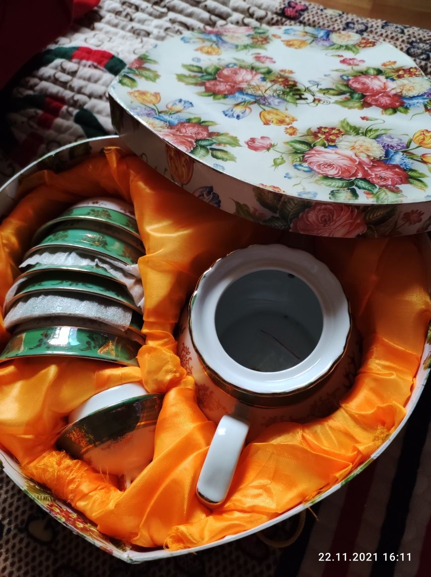 Подарочный красивый комплект, чайник и пиалы