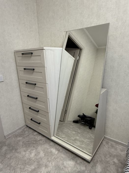 Комод с зеркалом