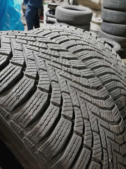 ПРОДАВАМ 2БР ЗИМНИ ГУМИ 205/50/17 40лв