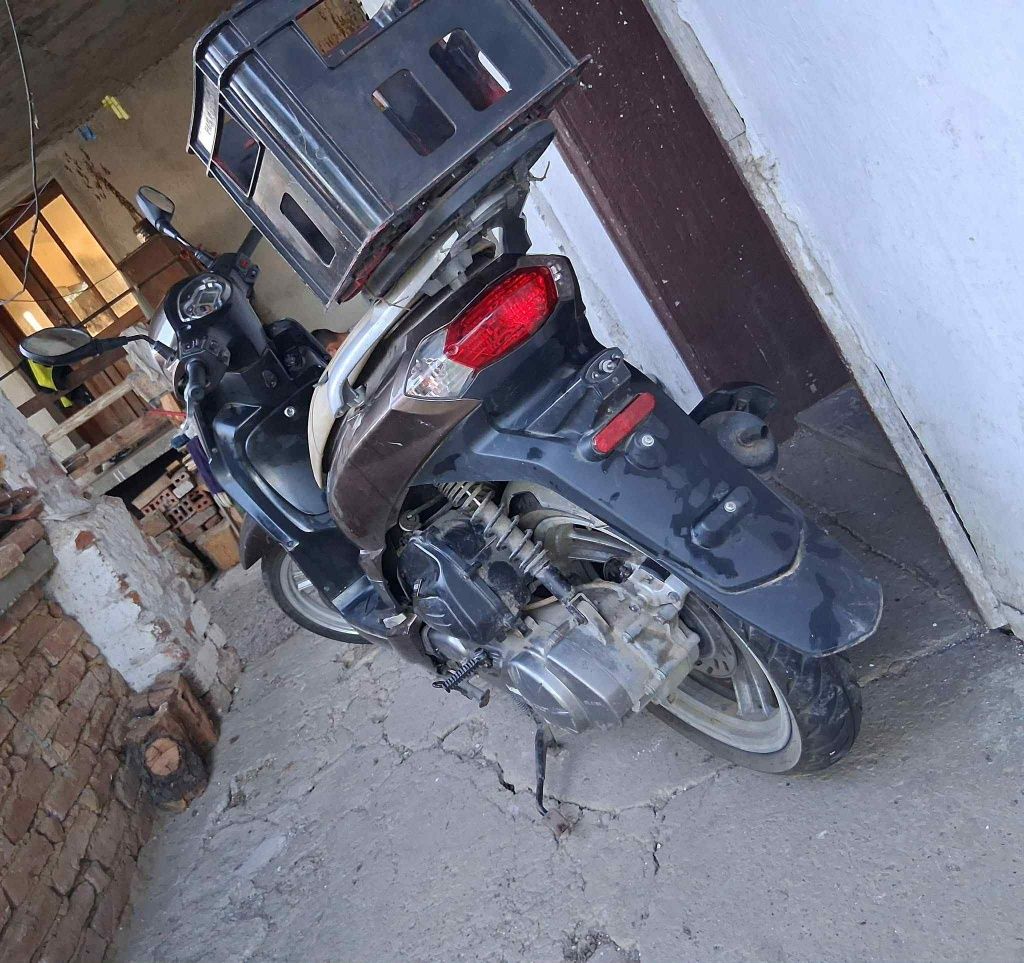 Продавам Пежо тлет 150и