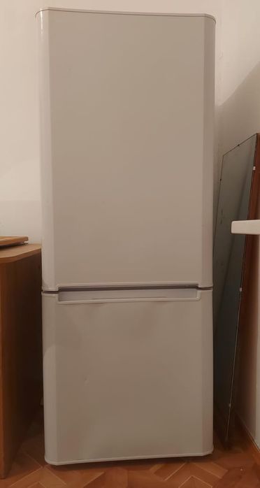 Продам холодильник ,книжный шкаф