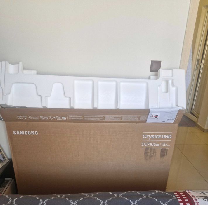 Продава се нов телевизор Самсунг 55 инча Cristal UHD DU 7100