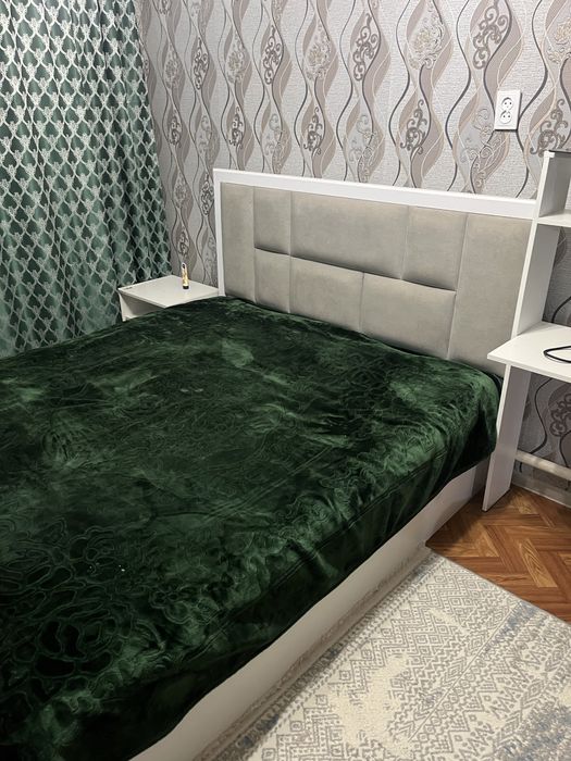 Кровать 180×200 см с мягкой спинкой, стильная, хорошее состояние