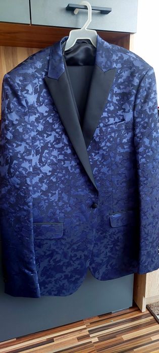 Vând costum marimea 52 slim fit!