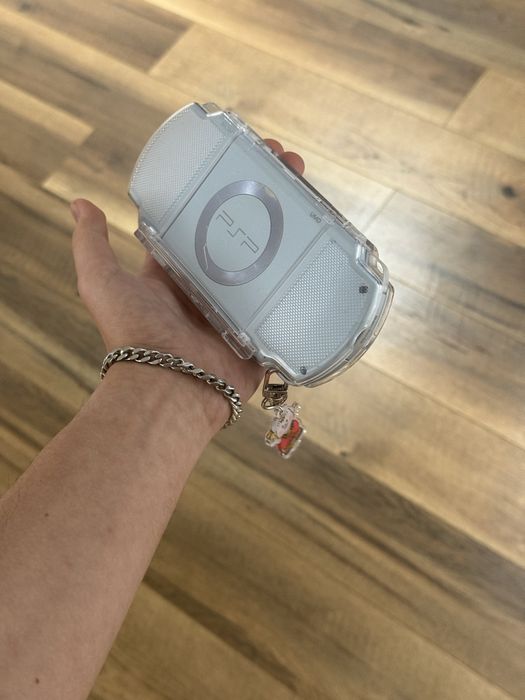 PSP 2000 в хорошем состоянии (с прошивкой, играми и картой памяти)