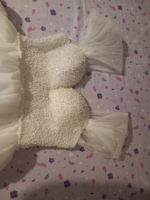 Vând următoarele!

Umeraș Bride 
Halat alb Bride
Pijama alba scurtă 
C