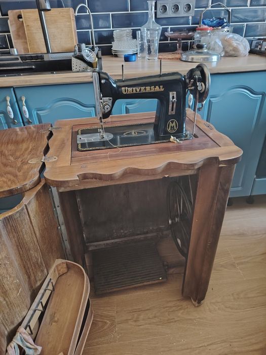 Mașină de cusut veche UNIVERSAL MANOFACTURING PATENT 63366