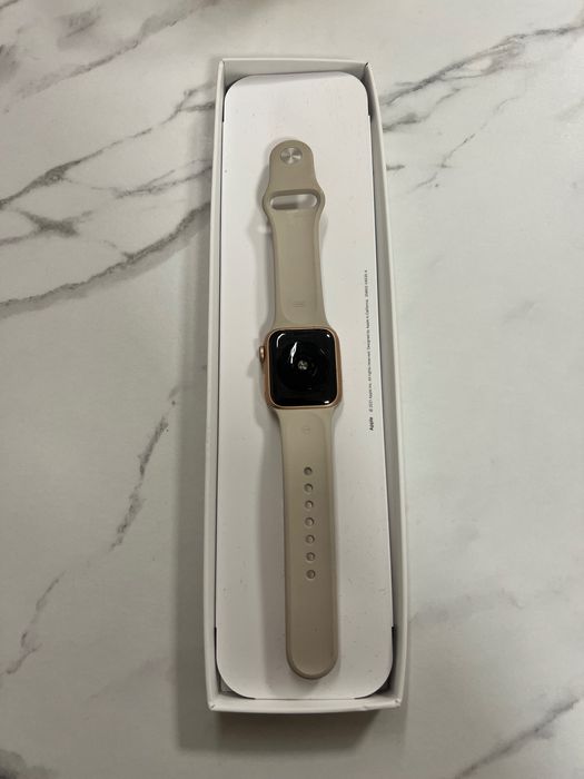 De vanzare Apple Watch SE.
