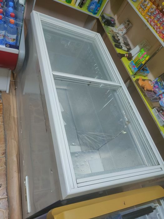 Морозилка , очень хорошо морозит как и мороженое так и полуфабрикаты