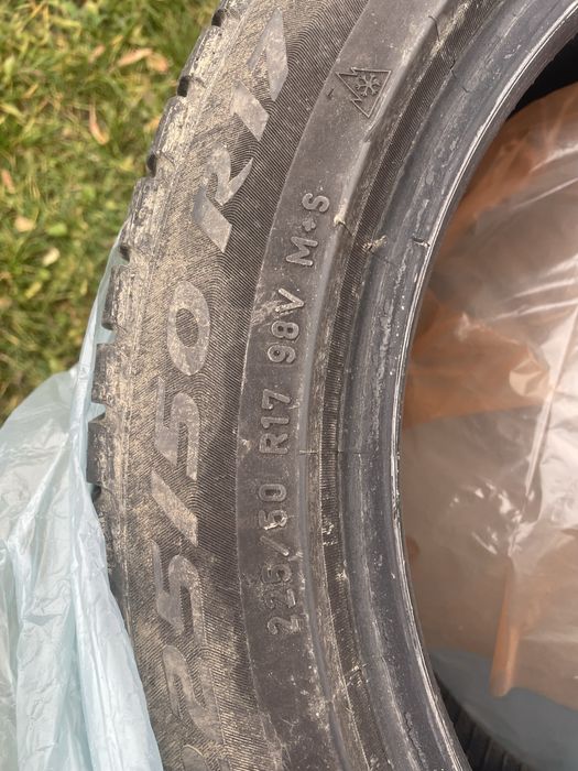 Vand cauciucuri pirelli