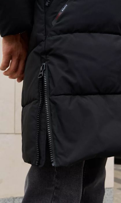 Удлинённый мужской пуховик.