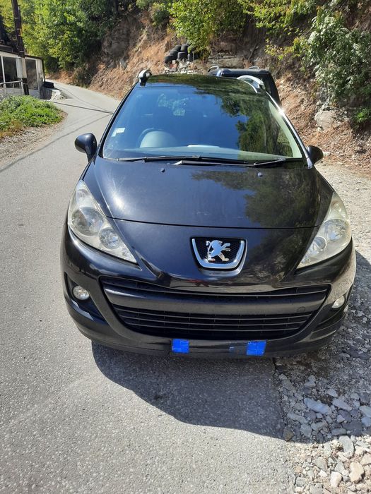 Продавам Пежо, с нова фазова уредба, панорамен покрив. Всичко работи.